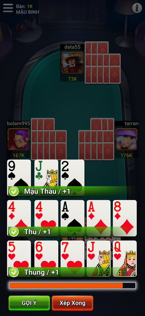 Tiến Lên Offline - Phỏm, Tá Lả - Jugabilidad del juego de cartas Mau Binh mostrando manos de cartas y avatares de jugadores en una mesa verde.