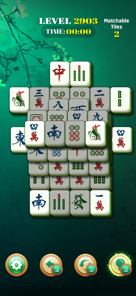 Un puzzle clásico de Mahjong Solitario con fichas chinas tradicionales sobre un relajante fondo verde