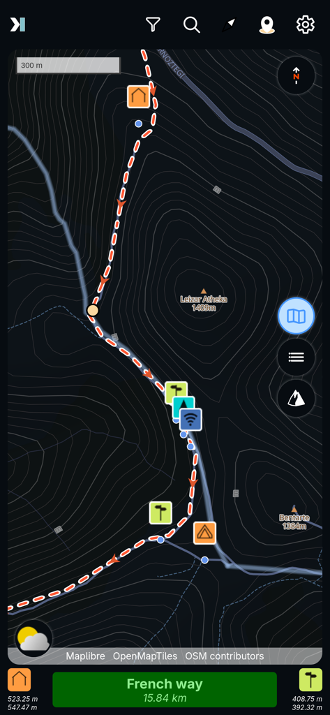 Mapa topográfico en la aplicación GR10 que muestra un sendero de senderismo con iconos de refugios y zonas de acampada