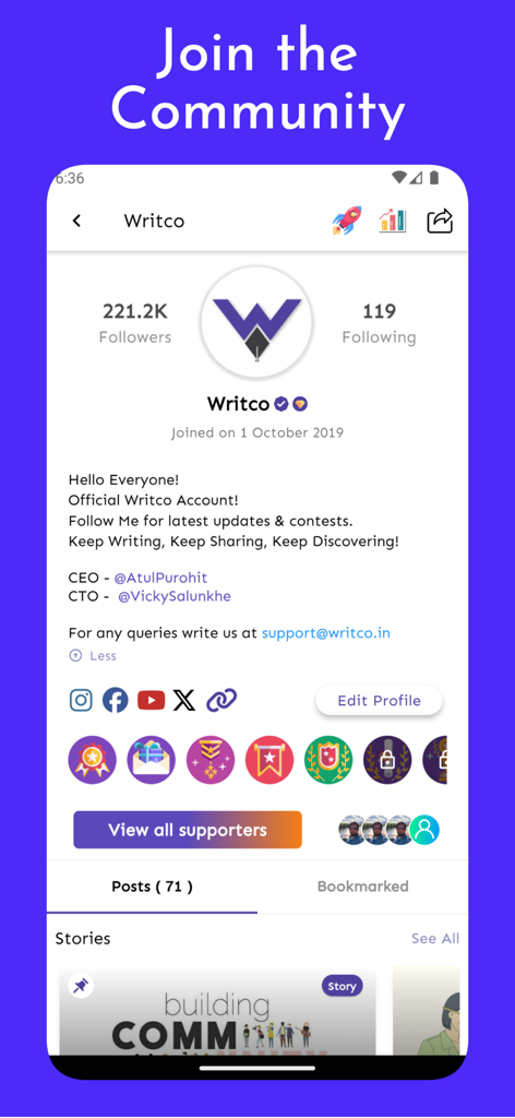Una pantalla móvil que muestra un perfil de usuario de Writco con estadísticas de seguidores, insignias creativas y enlaces a redes sociales bajo un banner de Únete a la Comunidad.