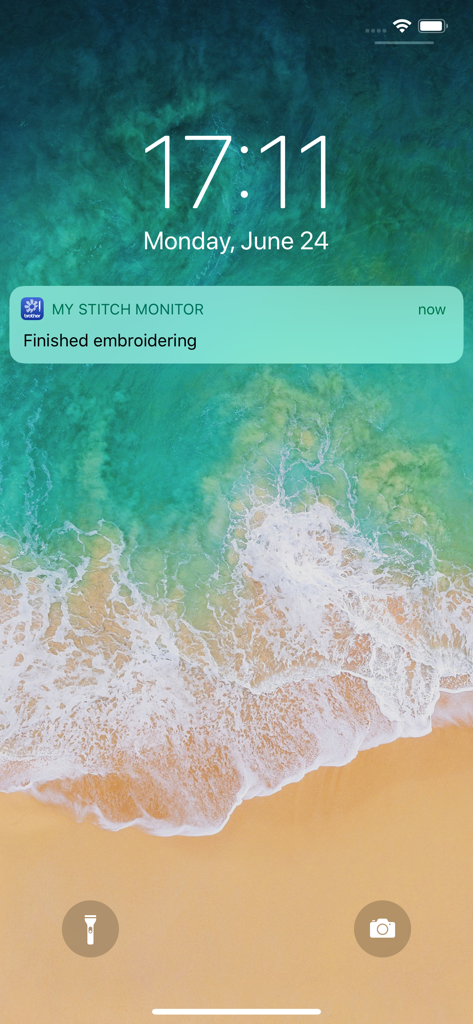 Una pantalla de bloqueo de iPhone que muestra una notificación de la aplicación Brother My Stitch Monitor que dice "Finished embroidering" (Bordado terminado)