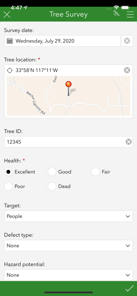 ArcGIS Survey123 - ArcGIS Survey123 Mobile App-Oberfläche, die ein Formular zur Baumerfassung mit GPS-Standortkarte und Feldern zur Gesundheitsbewertung anzeigt