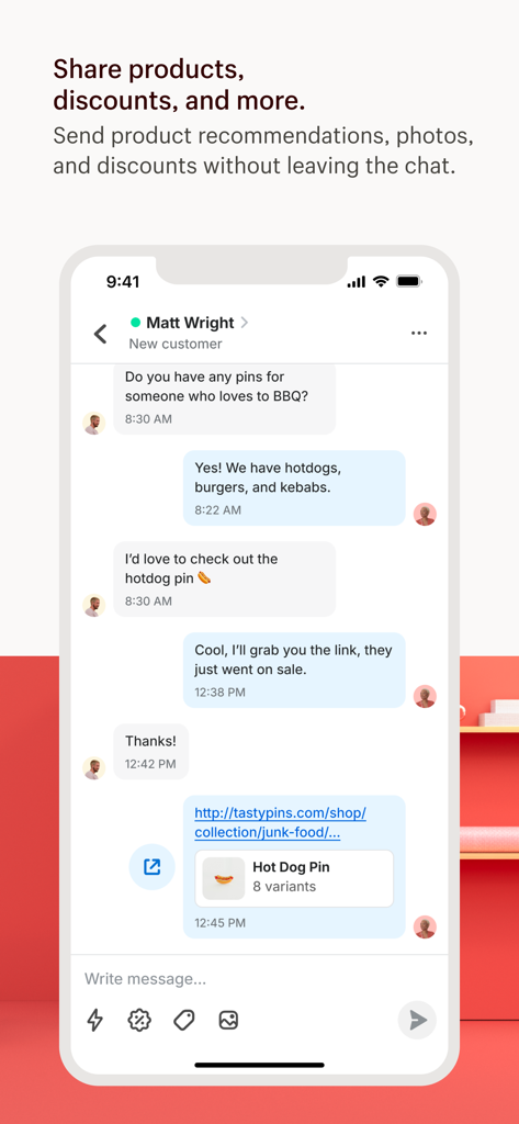 Interfaccia di Shopify Inbox che mostra un esercente che condivide un link a un prodotto e uno sconto in una chat con un cliente