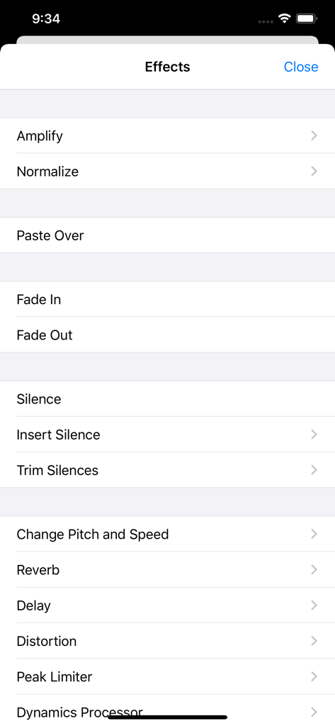 Una lista de opciones de efectos de audio profesionales en el menú de la aplicación TwistedWave Audio Editor que incluye amplificar normalizar y reverberación.