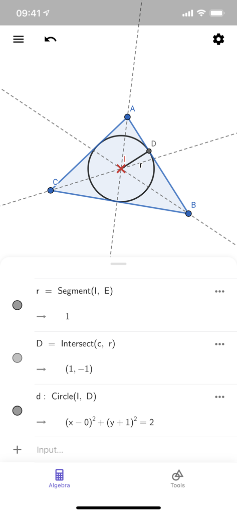 GeoGebra Geometryアプリのインターフェース。三角形の構築と代数方程式が表示されている。