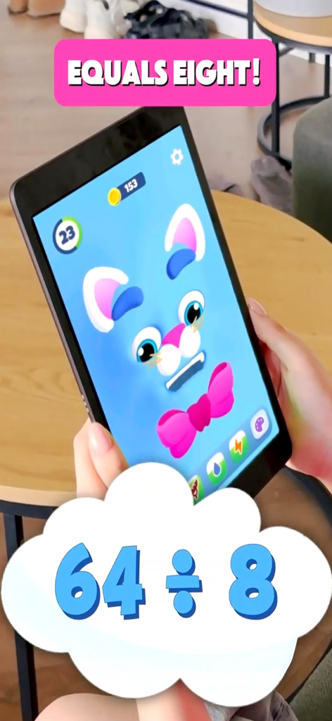 Un niño jugando un juego de división matemática con el gato slime azul en una tableta.