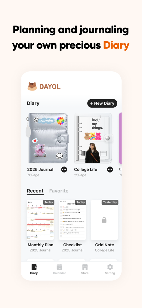 DAYOLアプリのホーム画面のスクリーンショット。カスタマイズ可能なデジタルジャーナルカバーと、美しいデザインの最近のダイアリーエントリが表示されています。