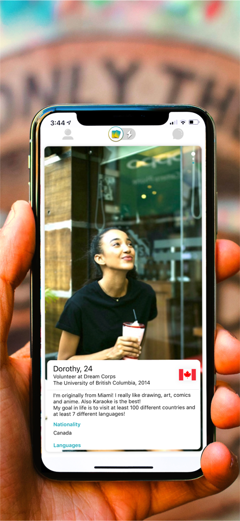 Weworld - Match, Chat, Travel - Um smartphone exibindo um perfil de usuário no aplicativo Weworld para fazer amigos internacionais e intercâmbio cultural.