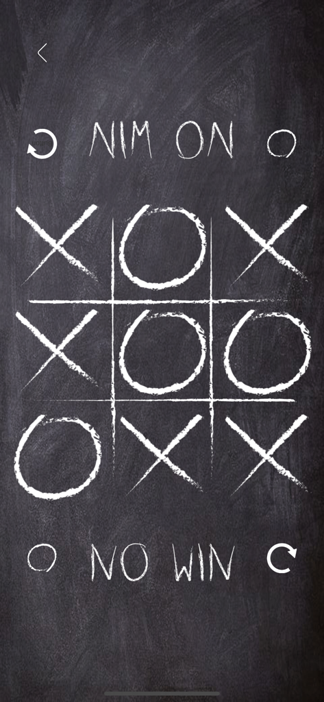 Pantalla del juego Tres en Raya con tema de pizarra que muestra marcas de X y O en una partida de dos jugadores.