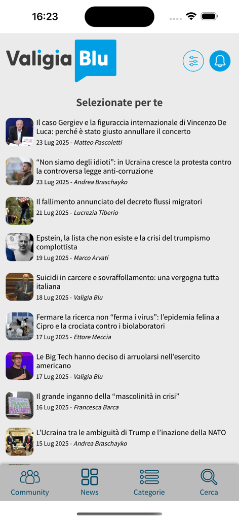 Valigia Blu Community - News feed of the Valigia Blu Community app featuring a list of curated independent journalism articles with titles and thumbnails.