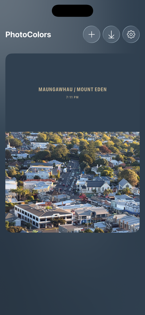 PhotoColors - Interfaz de PhotoColors mostrando una tarjeta de foto estilizada con metadatos de ubicación y hora