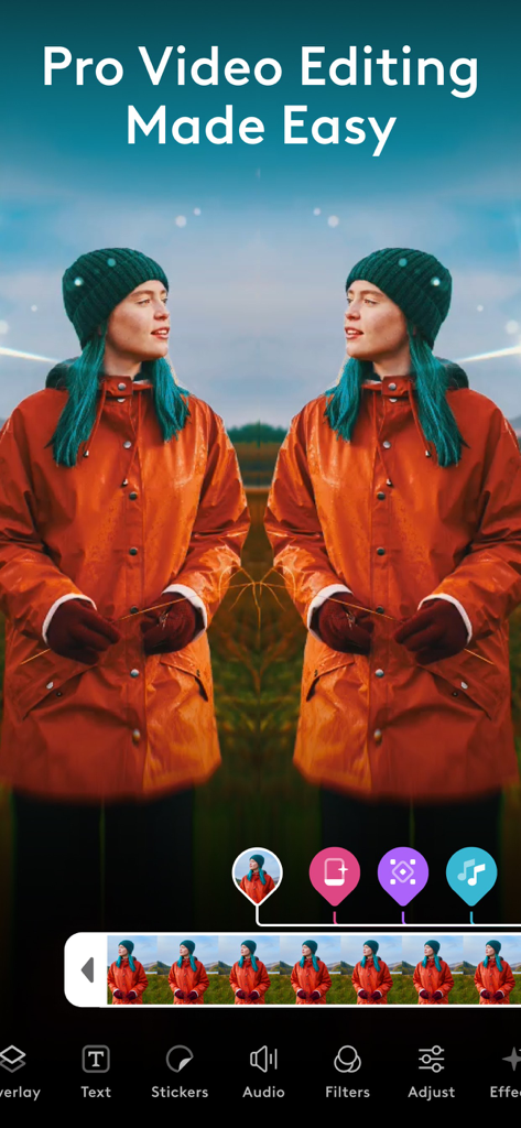 Interfaz de la aplicación Videoleap mostrando una edición de video reflejada de una mujer con una chaqueta naranja y herramientas de edición profesionales