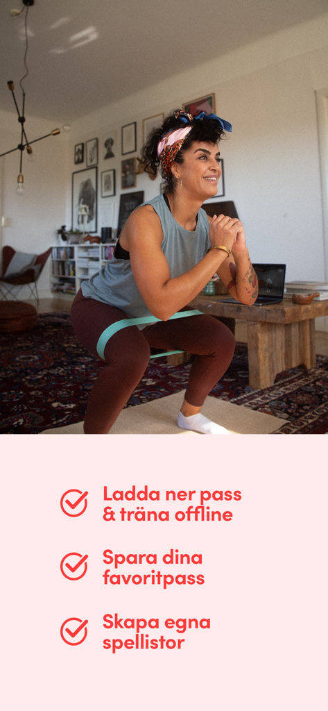 바이브스 앱의 오프라인 운동 및 재생 목록 기능을 설명하는 텍스트와 함께 집에서 저항 밴드 스쿼트를 하는 여성