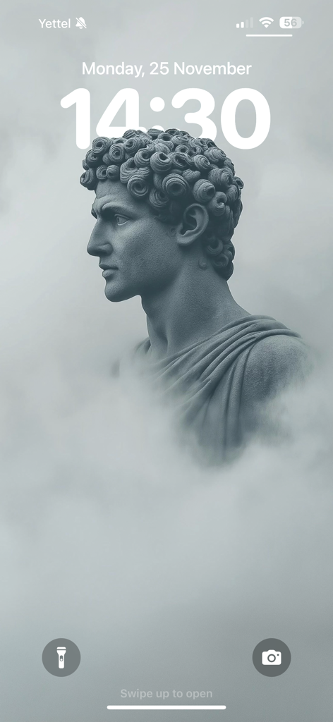Wallpapers HD & 4K - Thematica - Fondo de pantalla estético de perfil de estatua de mármol rodeado de niebla en la pantalla de bloqueo de un iPhone