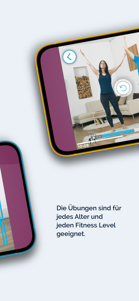 Lección en video de Qi Gong que muestra a una mujer practicando en una sala de estar con texto indicando que es adecuada para todas las edades y niveles de condición física