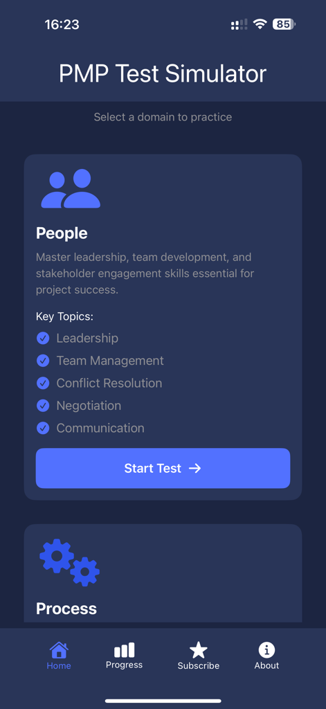 PMP Test Simulator - La interfaz de la aplicación Simulador de Examen PMP que muestra la sección de práctica del dominio de Personas con temas como liderazgo y gestión de equipos.