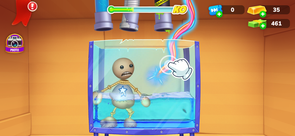 Personaje de muñeco de trapo en un tanque de agua recibiendo descargas eléctricas en el juego Kick the Buddy
