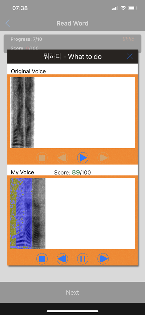 Screenshot dell'analisi dell'impronta vocale della pronuncia coreana e della funzione di punteggio IA che mostra la voce originale rispetto alla registrazione dell'utente