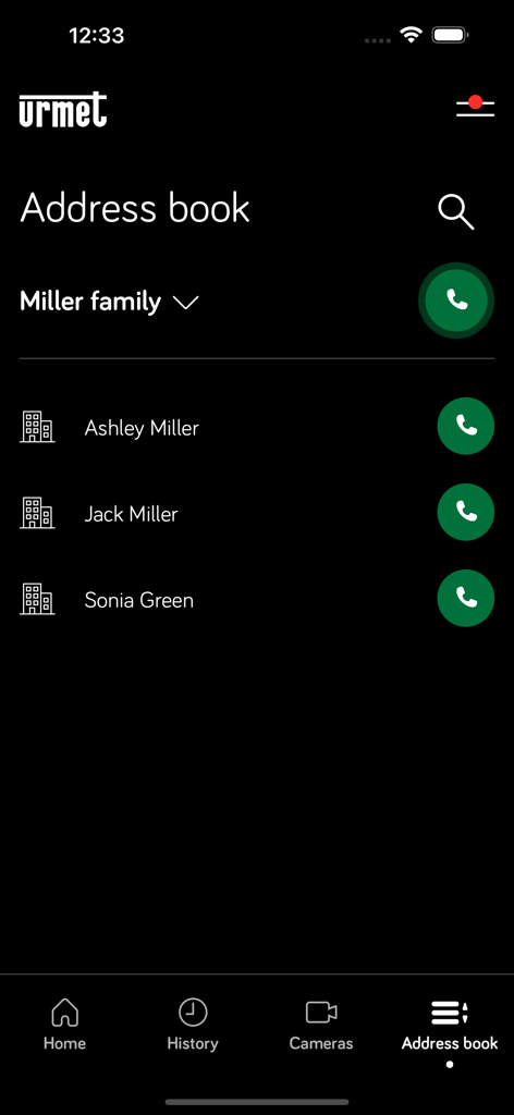 Urmet CallMe Uin - A tela da agenda do aplicativo Urmet CallMe Uin exibindo uma lista de contatos com botões de chamada verdes em modo escuro