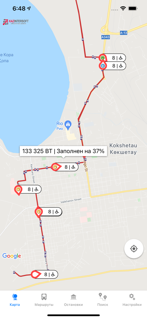 Rastreamento de ônibus em tempo real em um mapa da cidade no aplicativo de navegação Infobus Mobile mostrando rotas e locais de ônibus