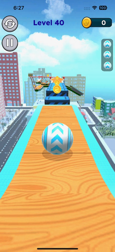 Uma bola 3D rolando em uma pista de madeira alta acima de uma cidade em Sky Ball