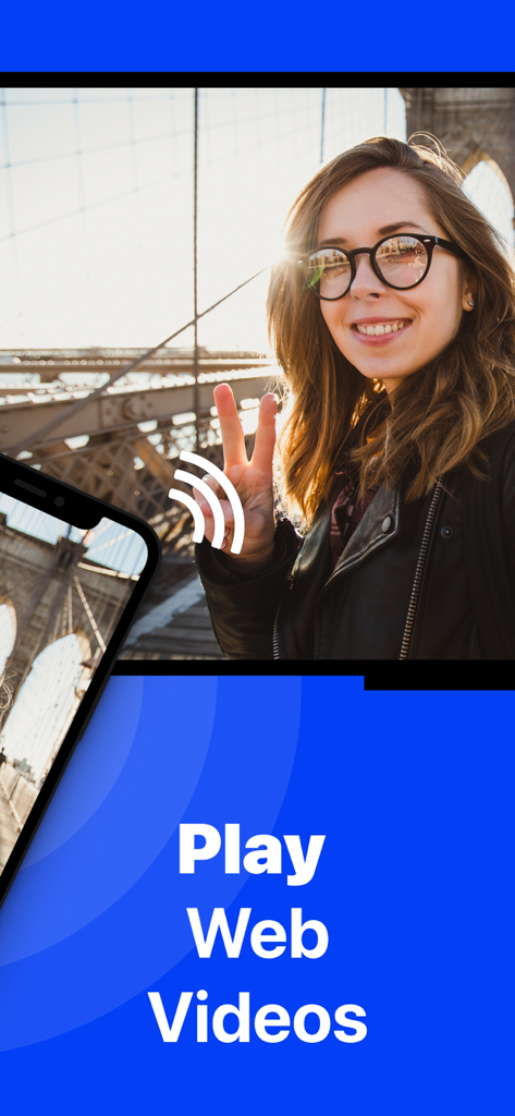 Ein Smartphone-Bildschirm spiegelt kabellos ein Webvideo auf einen großen Panasonic Fernsehbildschirm.