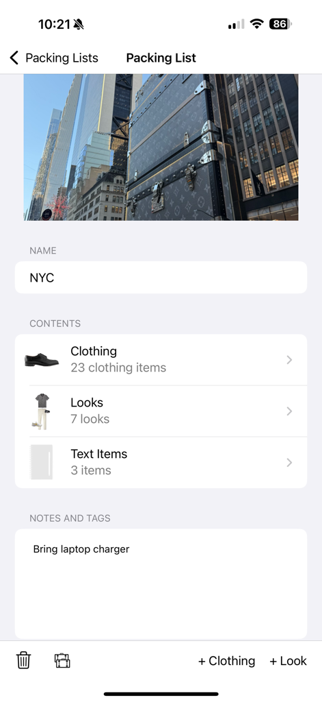 Lista de equipaje digital para Nueva York en la aplicación Stylebook Men mostrando artículos de ropa seleccionados y looks planeados