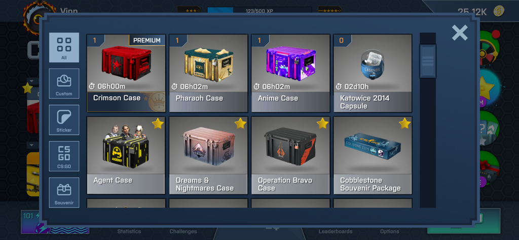 Menú del simulador Case Opener mostrando una selección de cajas de CSGO y paquetes souvenir