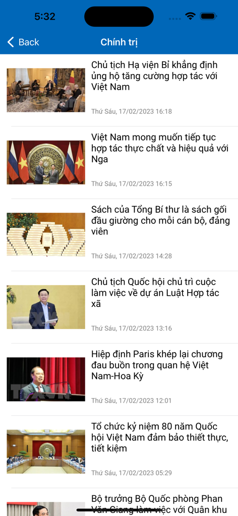 Eine Liste von Politiknachrichtenartikeln in der Tin Thong Tan Mobile App-Oberfläche.
