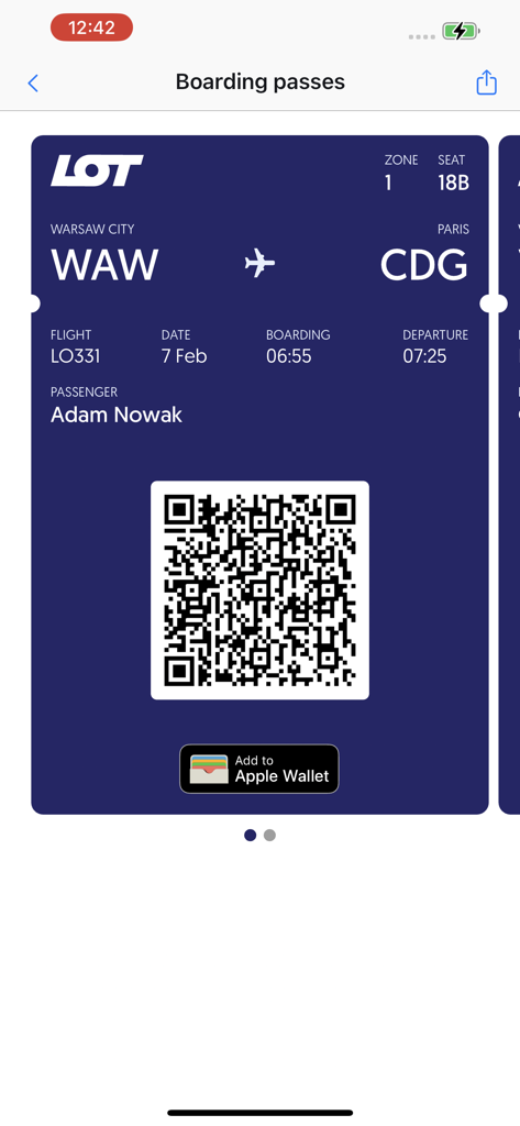 LOTポーランド航空モバイルアプリのデジタル搭乗券。フライト詳細とQRコードを表示しています。