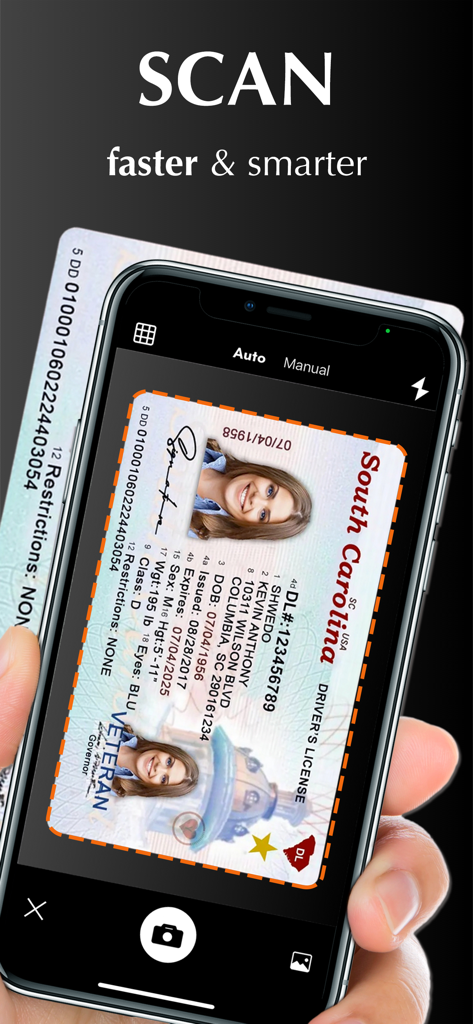 Una mano sosteniendo un iPhone escaneando una licencia de conducir usando Scanner App PDF Scan Pro