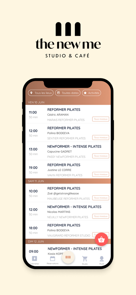 THE NEW ME - Eine Benutzeroberfläche einer mobilen App, die einen täglichen Zeitplan für Pilates- und Reformer-Kurse mit Zeiten und Trainern anzeigt.