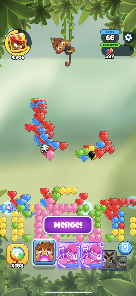 Bloons Pop! - Gameplay de Bloons Pop mostrando a un mono apuntando a globos coloridos con un botón de fusión en la parte inferior