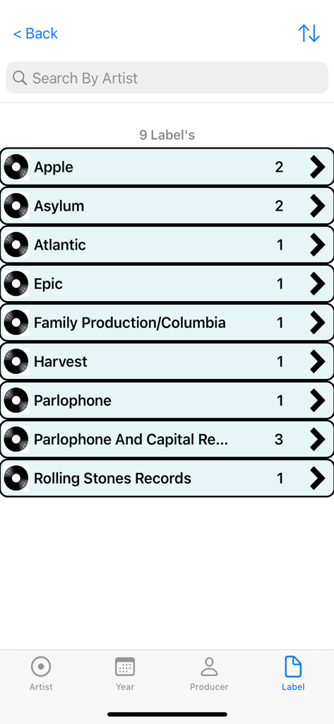 Una lista de discos de vinilo organizados por sello discográfico en la aplicación Mi Colección de Vinilos.