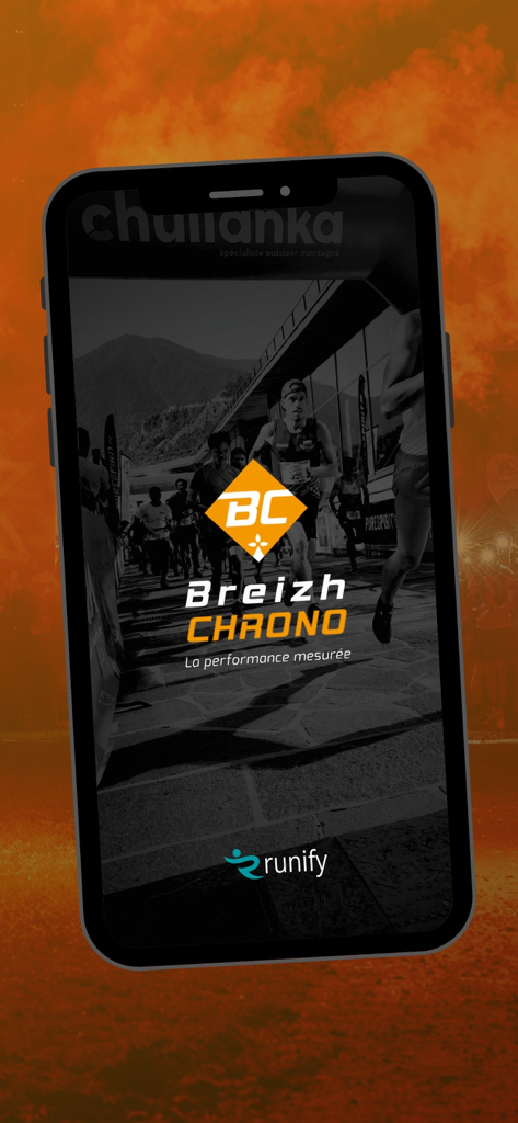 Écran de démarrage de l'application mobile Breizh Chrono présentant le logo et un arrière-plan de coureurs en course.