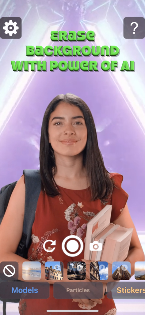 Una mujer usando la app móvil para reemplazar su fondo con herramientas de edición potenciadas por IA