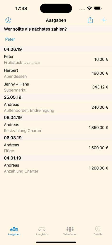 Uma lista de despesas de viagem em grupo no app Törnkasse mostrando datas, participantes e custos para fretamento e refeições.