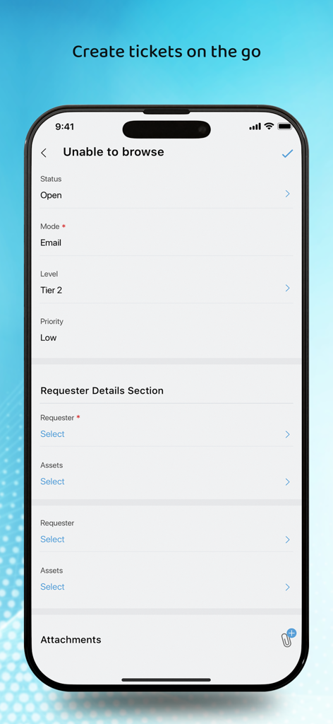 ServiceDesk Plus Cloudモバイルアプリのインターフェース。スマートフォンでITサポートチケットの作成が表示されています。