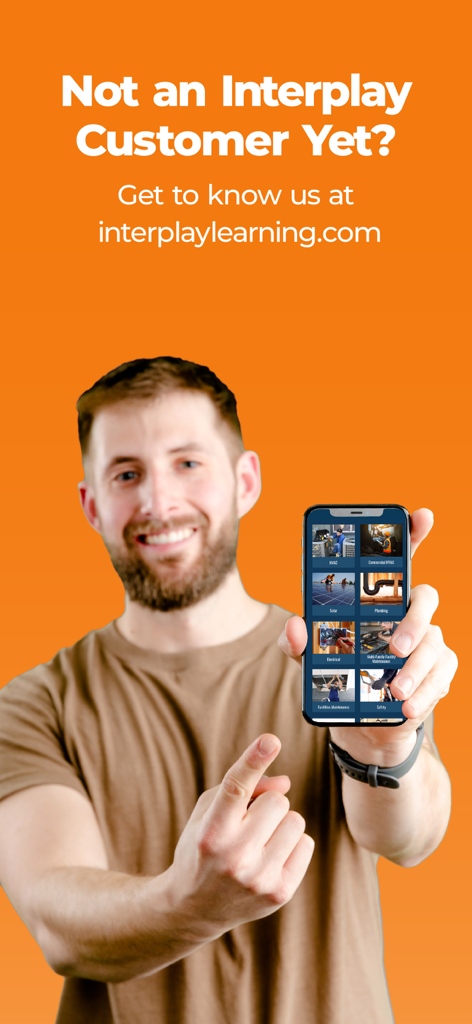 Ein lächelnder Mann zeigt auf die Interplay Learning mobile App auf dem Bildschirm eines Smartphones, die verschiedene Schulungskurse für Handwerksberufe anzeigt.