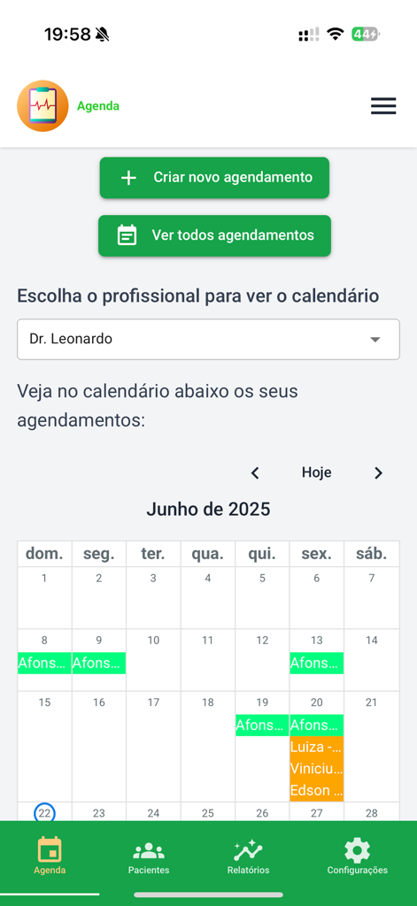 Meus Pacientes Online - Mobile interface showing a monthly medical appointment calendar with scheduled patients.