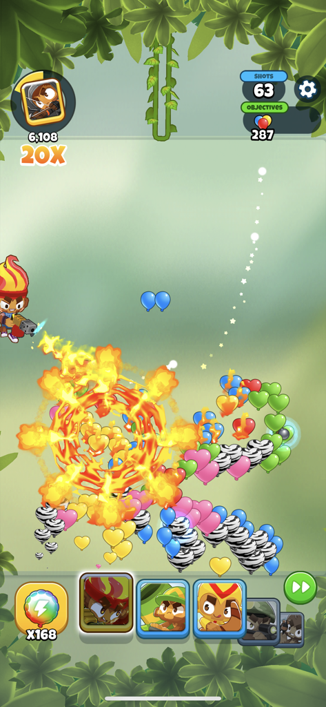 Bloons Pop! - Un personaje mono disparando fuego a un grupo de globos coloridos en Bloons Pop