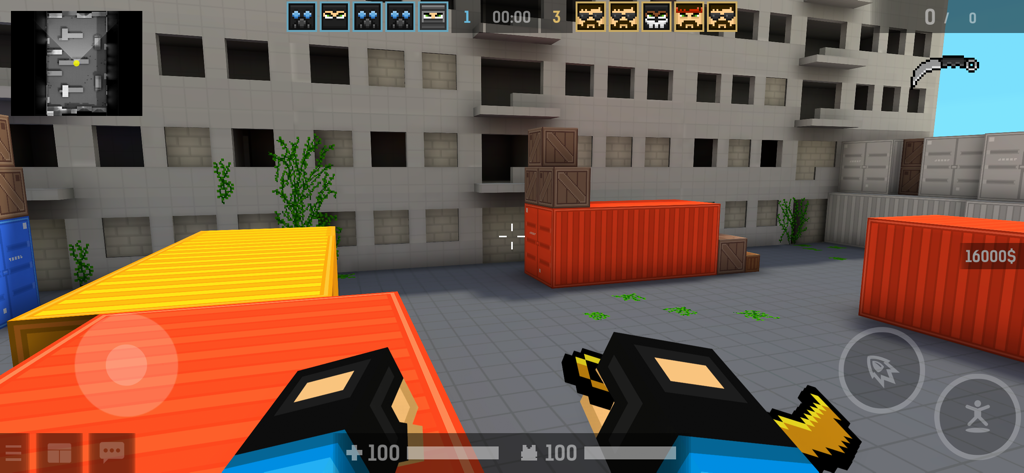 BLOCKPOST MOBILE - Vista in prima persona di uno sparatutto tattico voxel che mostra colorati container di spedizione e un grande edificio in stile artistico a blocchi