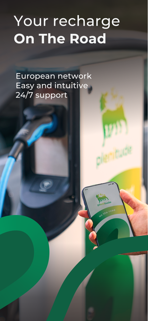 Una persona sosteniendo un smartphone con la aplicación Plenitude On The Road delante de una estación de carga de vehículos eléctricos.
