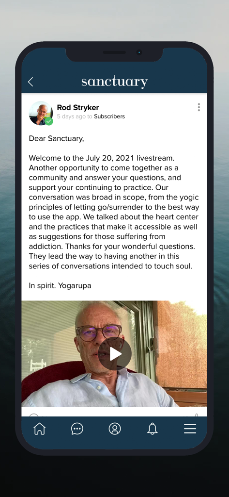 Sanctuary 앱 커뮤니티 피드는 구독자에게 보내는 라이브스트림에 대한 Rod Stryker의 게시물과 동영상 메시지를 보여줍니다.