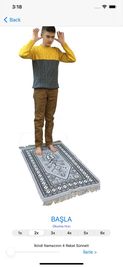 Ezan Vakti 앱의 기도 튜토리얼 섹션에서 타크비르 자세를 시연하는 젊은 남성입니다.