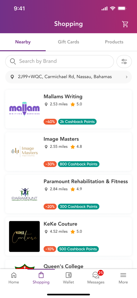 Pantalla de compras de Kanoo que muestra comerciantes locales cercanos con descuentos porcentuales y puntos de recompensa de reembolso
