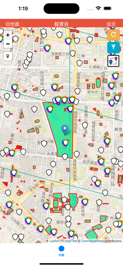 FindPoke app interactive map showing real-time Pokemon Go spawn locations and gym markers.