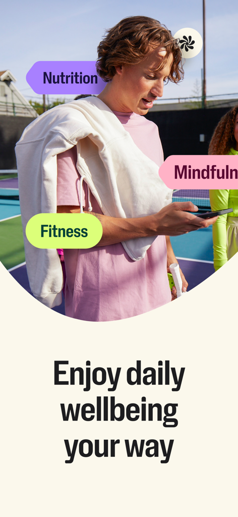 Un hombre en una cancha deportiva usando la app Wellhub con etiquetas de nutrición, fitness y mindfulness.