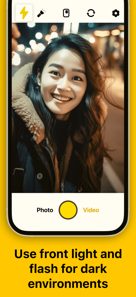 Dual Camera Photo Video Record - Una mujer sonriendo en una selfie capturada usando la función de luz frontal y flash para entornos de poca luz en la interfaz de la aplicación de cámara.