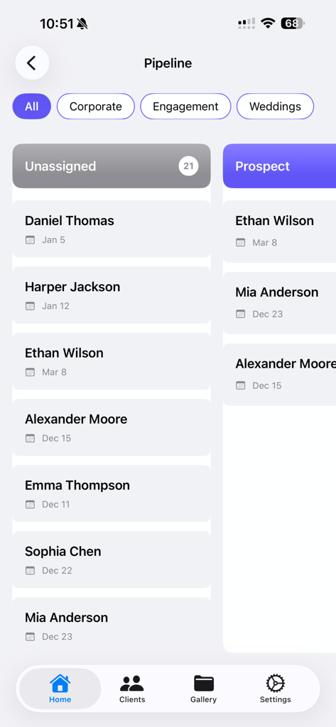 Studio CRM - Interface do aplicativo Studio CRM mostrando o pipeline de clientes com colunas categorizadas para projetos não atribuídos e prospects.
